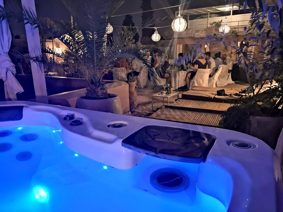 jacuzzi chauffé à 36°C sur le rooftop du Riad Vendôme vue Atlas
